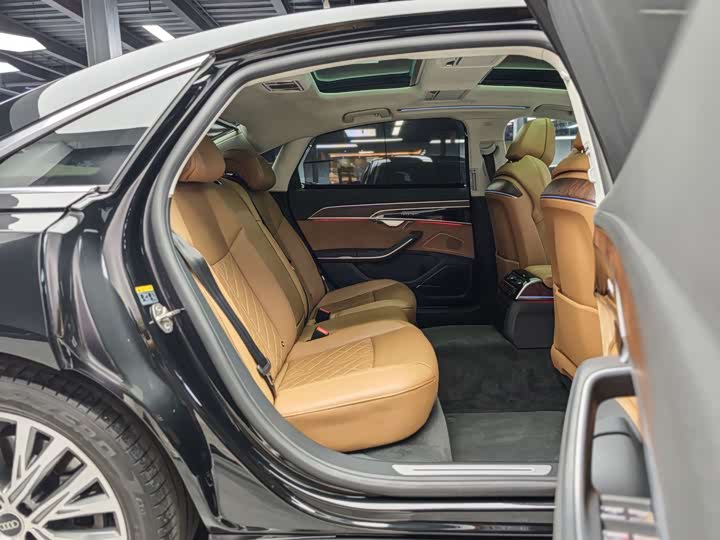 Фото 7 - Audi A8