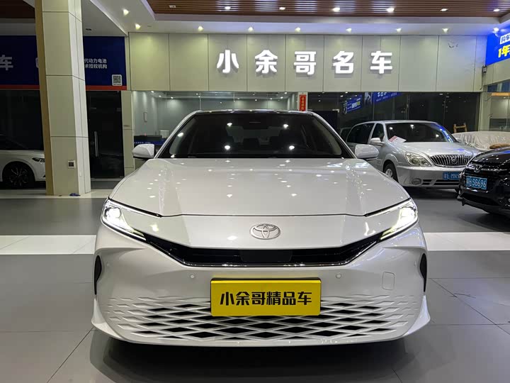 Фото 2 - Toyota Camry