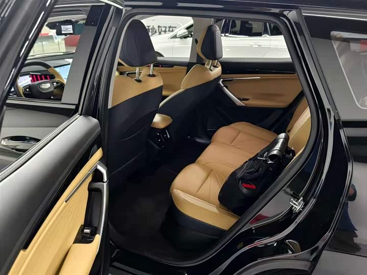 Фото 5 - Geely Atlas L