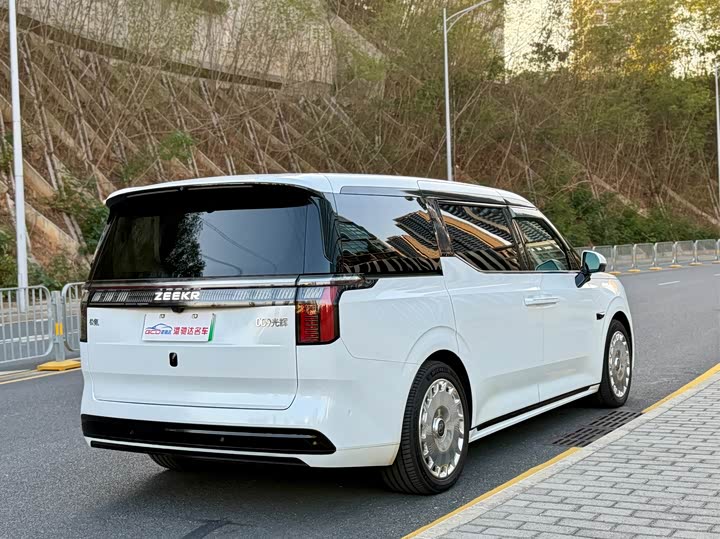 Фото 4 - Zeekr 009
