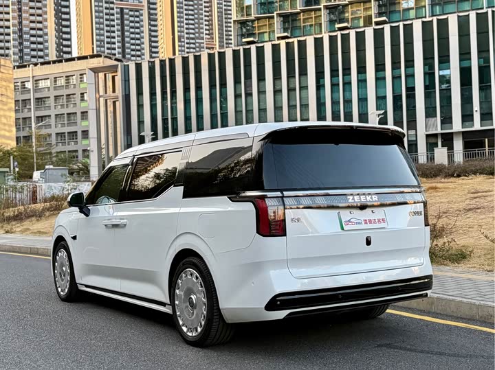 Фото 6 - Zeekr 009