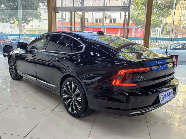 Фото 6 - Volvo S90