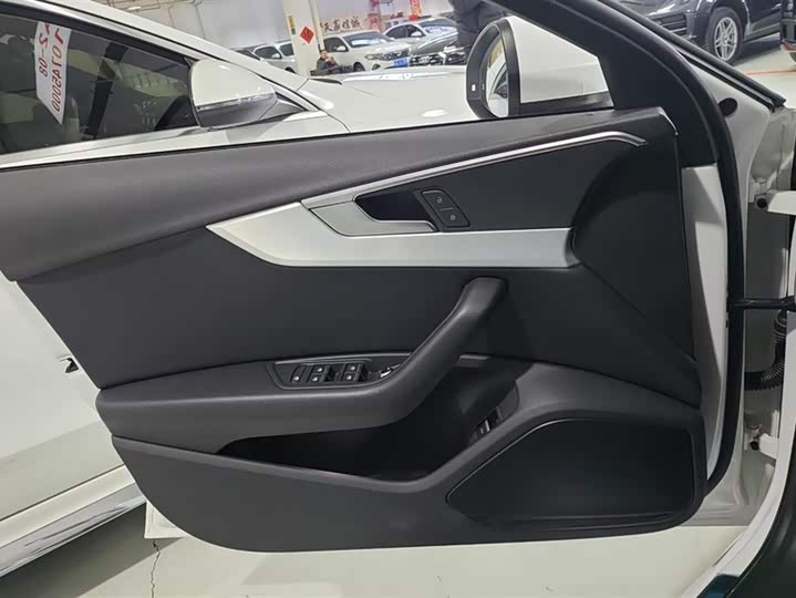 Фото 7 - Audi A4L