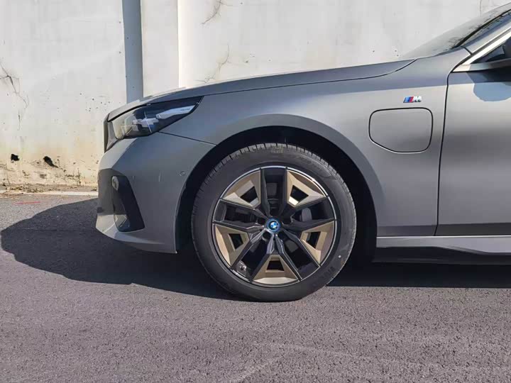 Фото 6 - BMW i5