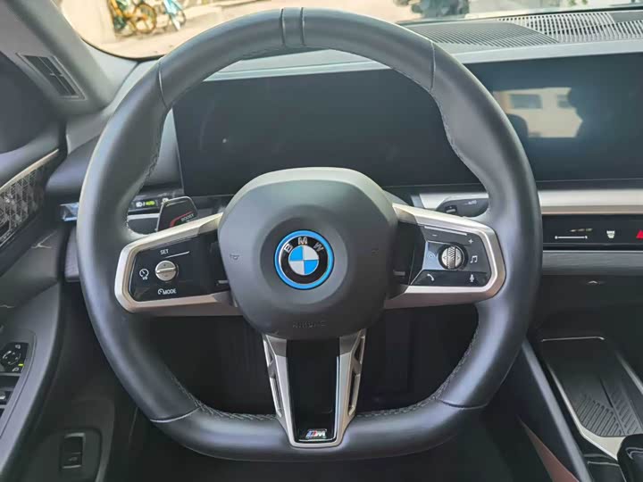 Фото 8 - BMW i5