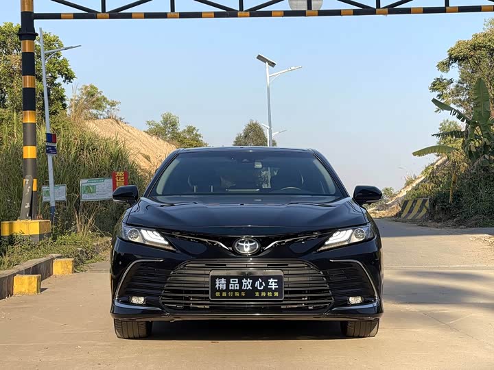 Фото 2 - Toyota Camry