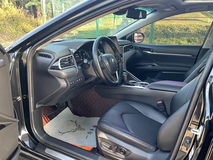 Фото 8 - Toyota Camry