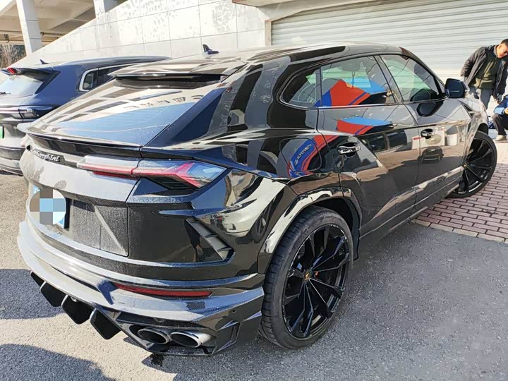 Фото 2 - Lamborghini Urus