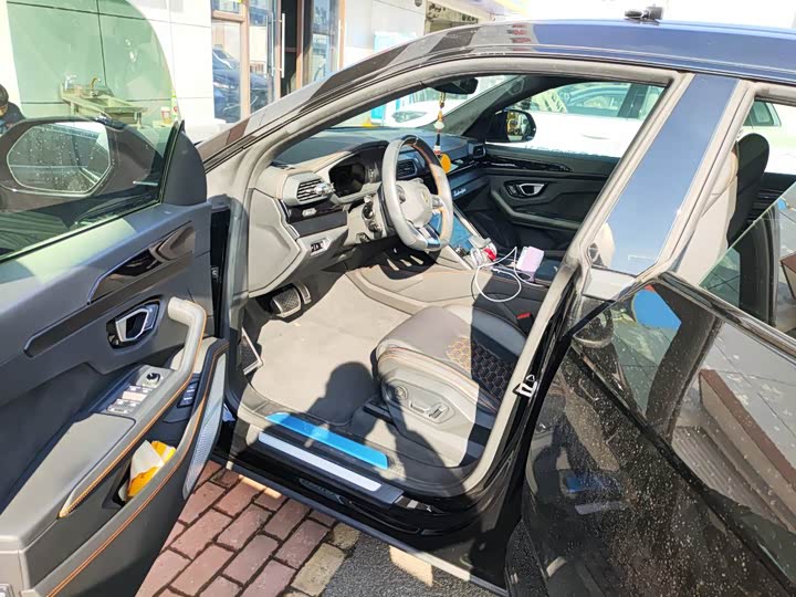 Фото 3 - Lamborghini Urus