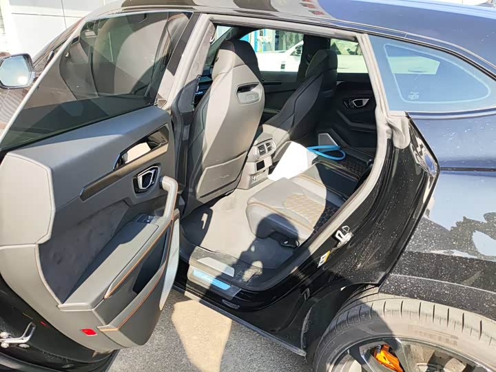 Фото 4 - Lamborghini Urus