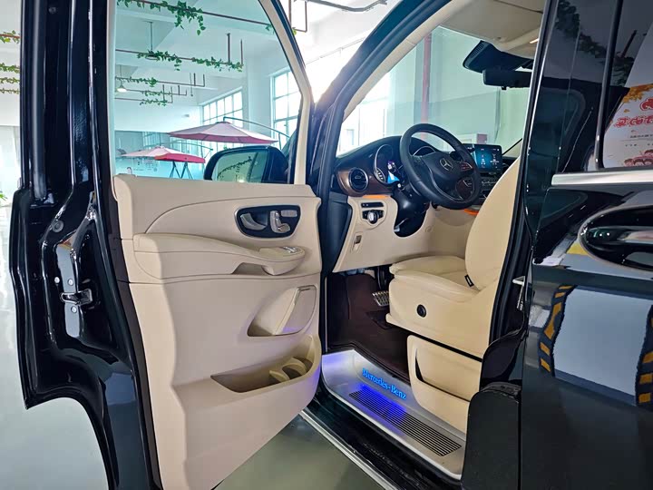 Фото 8 - Mercedes-Benz V-Class