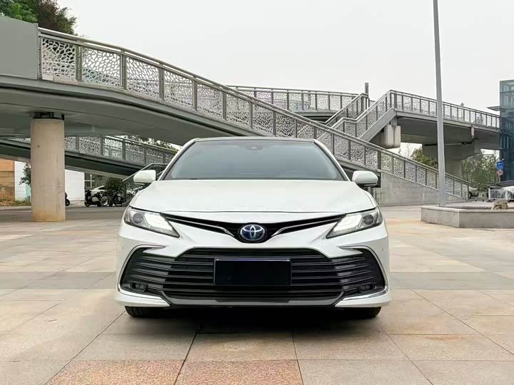 Фото 2 - Toyota Camry