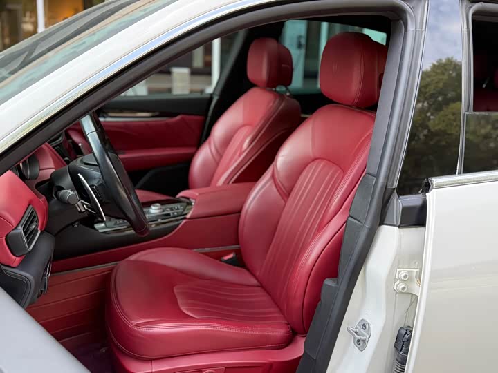 Фото 8 - Maserati Levante