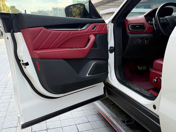 Фото 9 - Maserati Levante