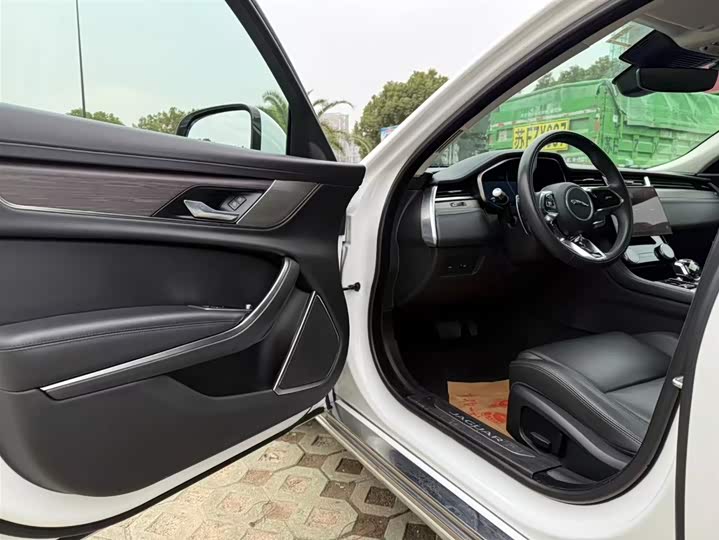 Фото 9 - Jaguar XF L