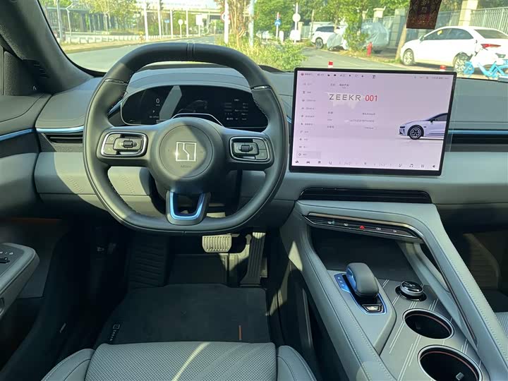 Фото 8 - Zeekr 001