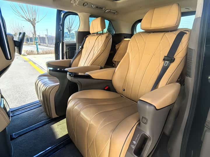 Фото 8 - Denza D9