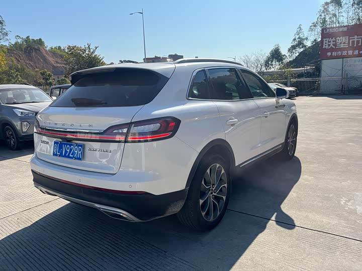 Фото 6 - Lincoln Nautilus