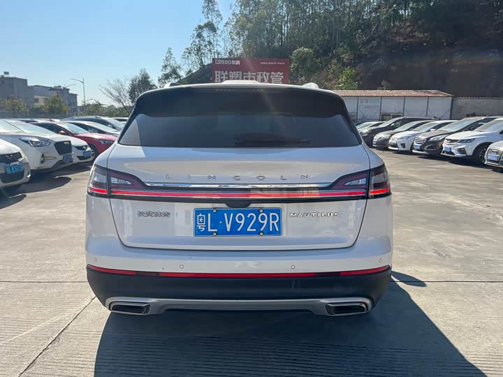 Фото 7 - Lincoln Nautilus