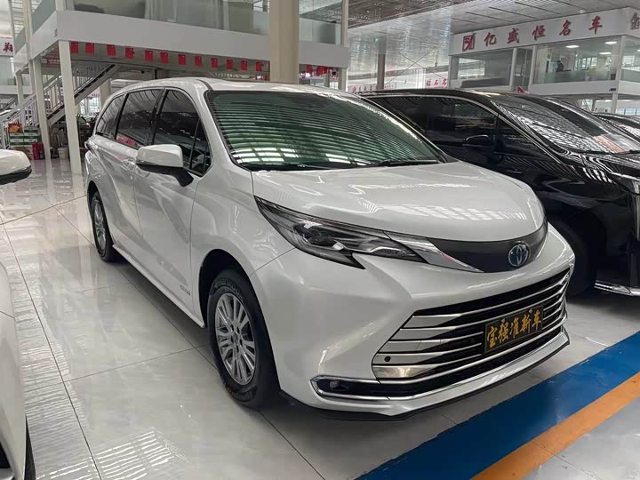 Фото 3 - Toyota Sienna