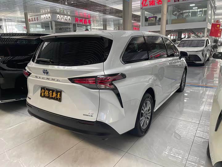 Фото 7 - Toyota Sienna