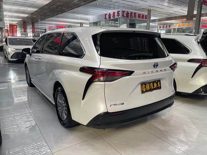 Фото 9 - Toyota Sienna