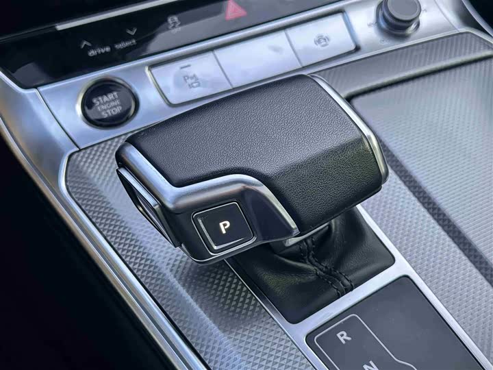 Фото 8 - Audi A6L