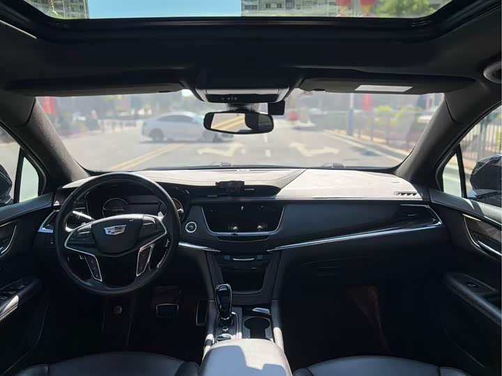 Фото 8 - Cadillac XT5