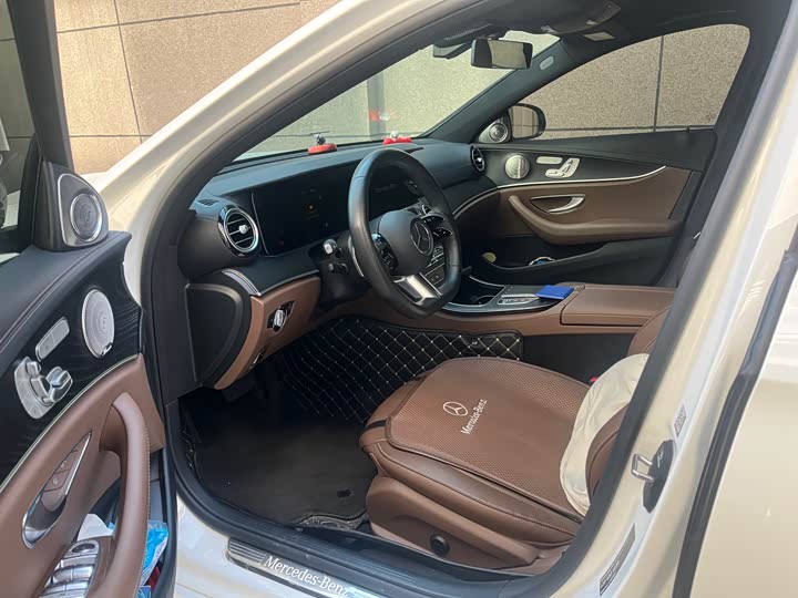 Фото 3 - Mercedes-Benz E-Class