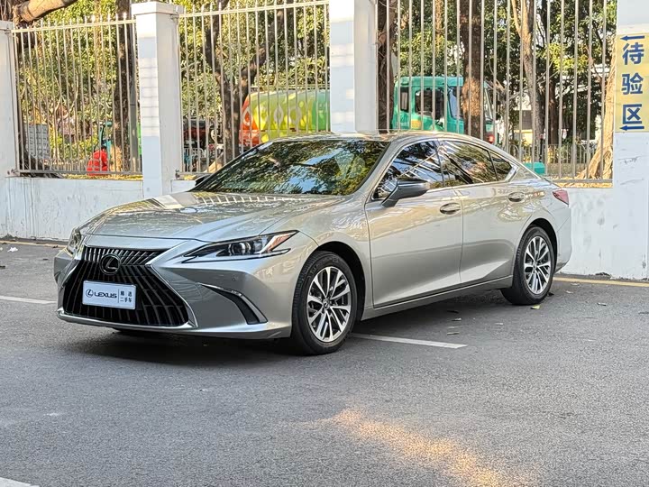 Фото 1 - Lexus ES