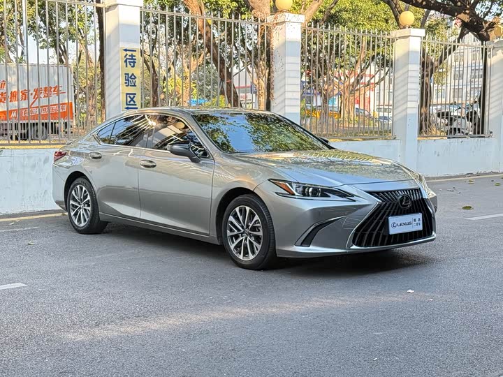 Фото 3 - Lexus ES