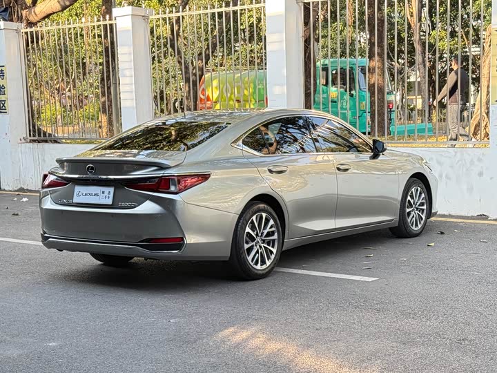 Фото 4 - Lexus ES