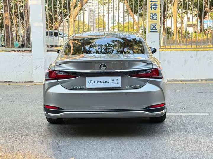 Фото 5 - Lexus ES