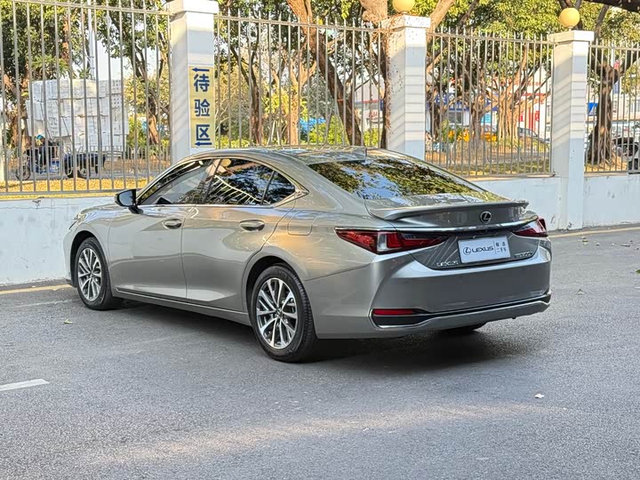 Фото 6 - Lexus ES