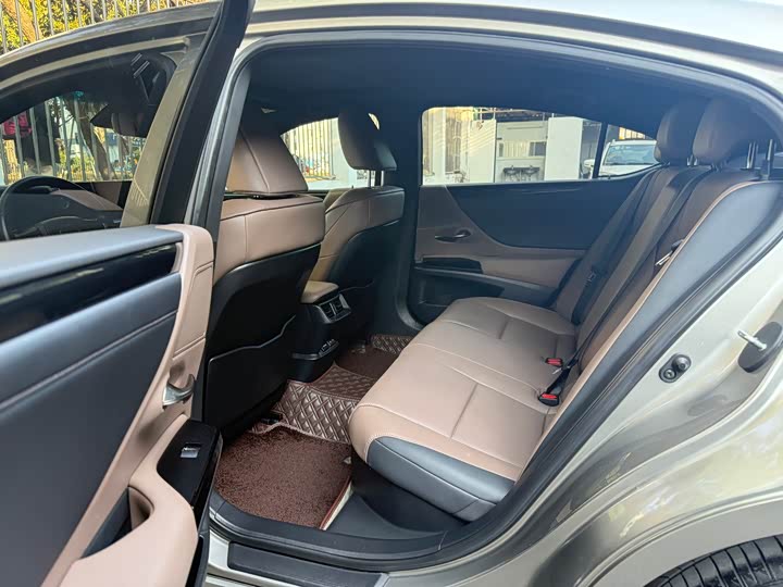 Фото 8 - Lexus ES