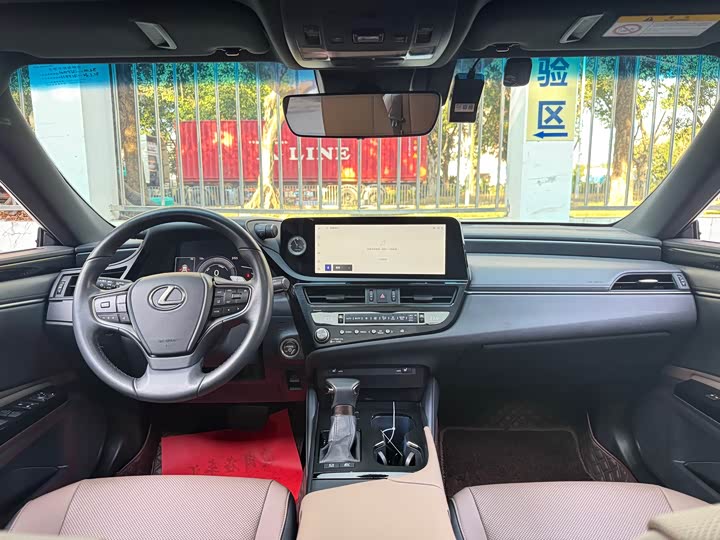 Фото 9 - Lexus ES