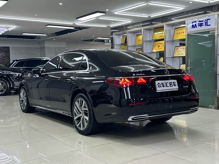 Фото 4 - Mercedes-Benz E-Class