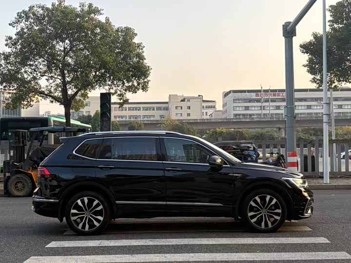 Фото 4 - Volkswagen Tiguan L Pro