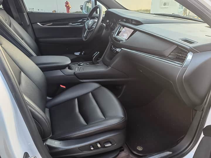 Фото 8 - Cadillac XT5