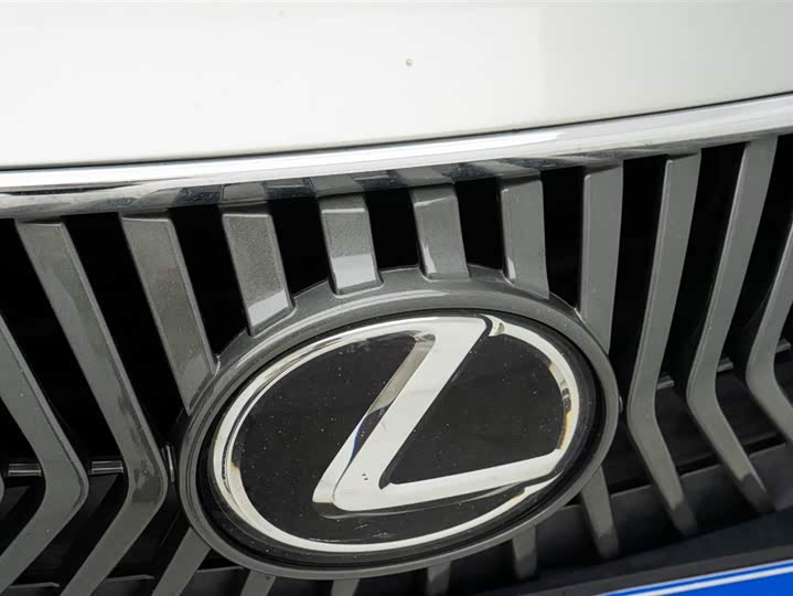 Фото 9 - Lexus ES