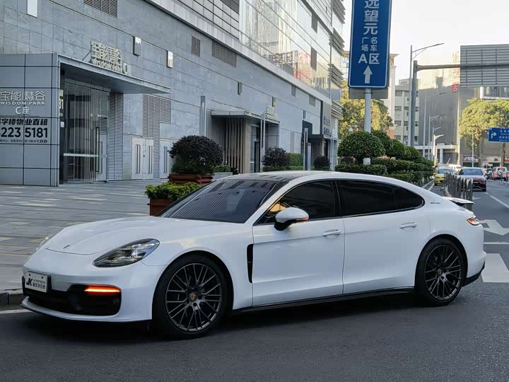 Фото 1 - Porsche Panamera