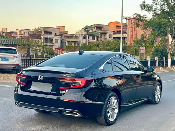 Фото 8 - Honda Accord