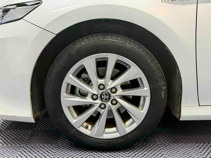 Фото 5 - Toyota Camry