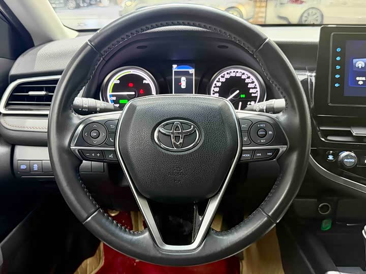 Фото 8 - Toyota Camry