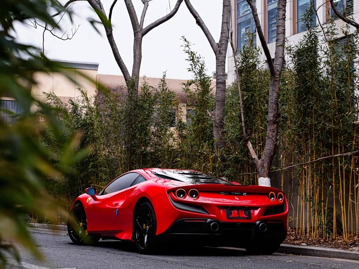 Фото 2 - Ferrari F8