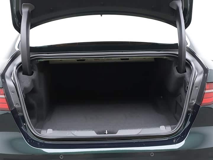 Фото 8 - Jaguar XE L