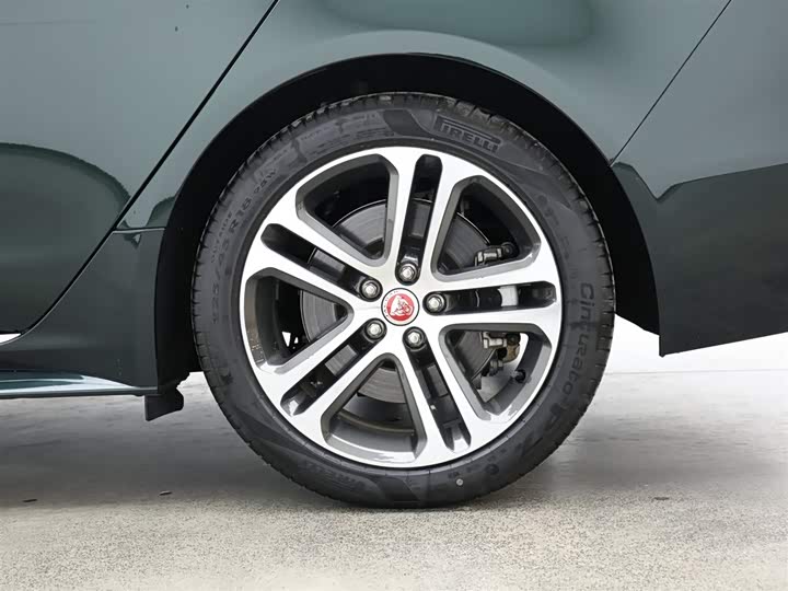 Фото 9 - Jaguar XE L