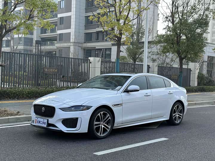 Фото 1 - Jaguar XE L