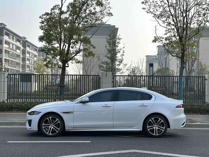 Фото 3 - Jaguar XE L
