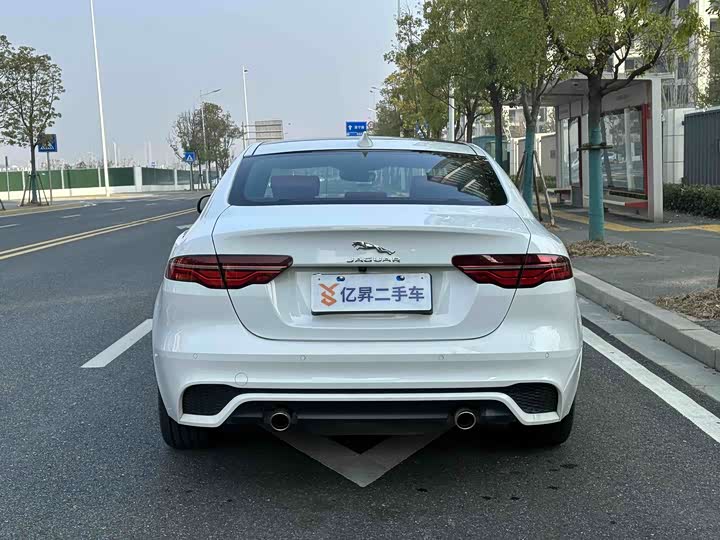 Фото 4 - Jaguar XE L